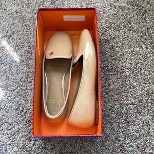 Excellent condition Tory Burch Samantha flats - patent leather- Beige color sz5